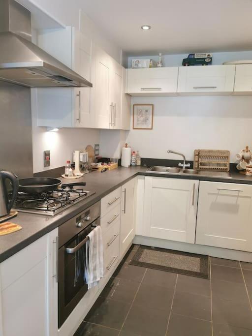3 Bedroom Home Near Windsor Castle, Legoland, & Heathrow Slough Exterior photo