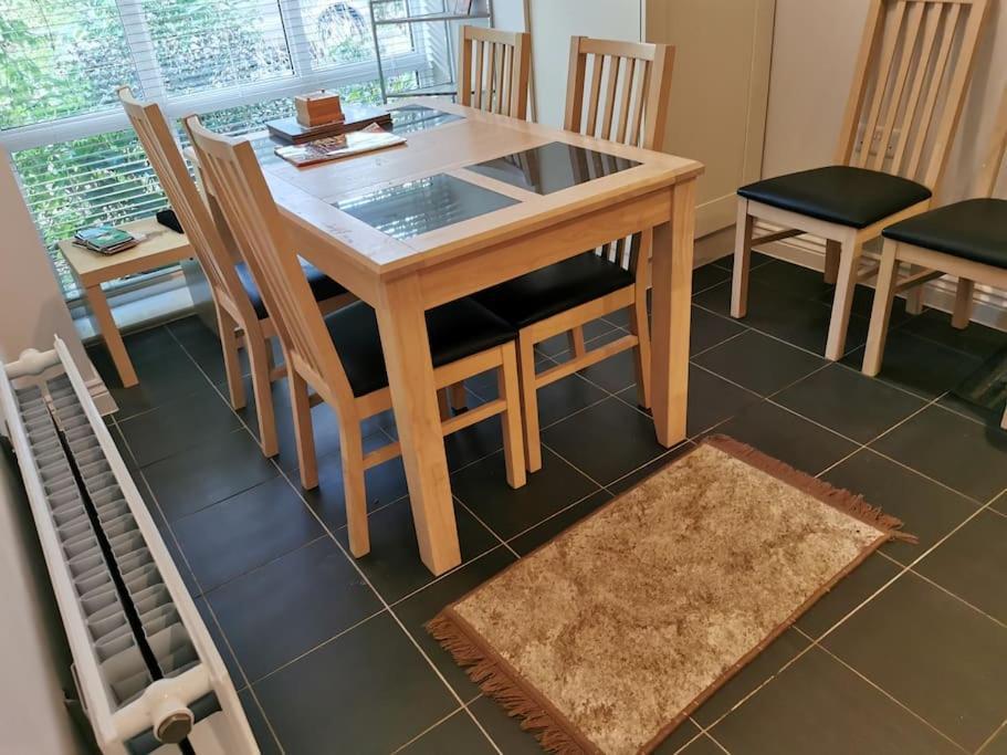 3 Bedroom Home Near Windsor Castle, Legoland, & Heathrow Slough Exterior photo